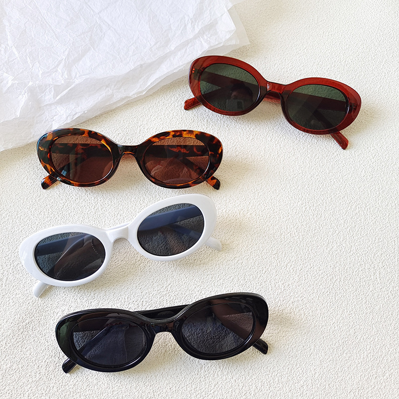 Vintage Fashion Girl - Vintage Small Oval Sunglasses for Women